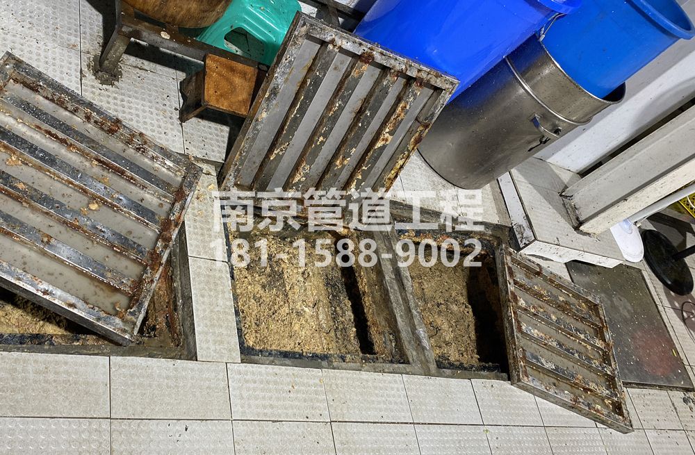 278青浦城管中队食堂隔油池清理